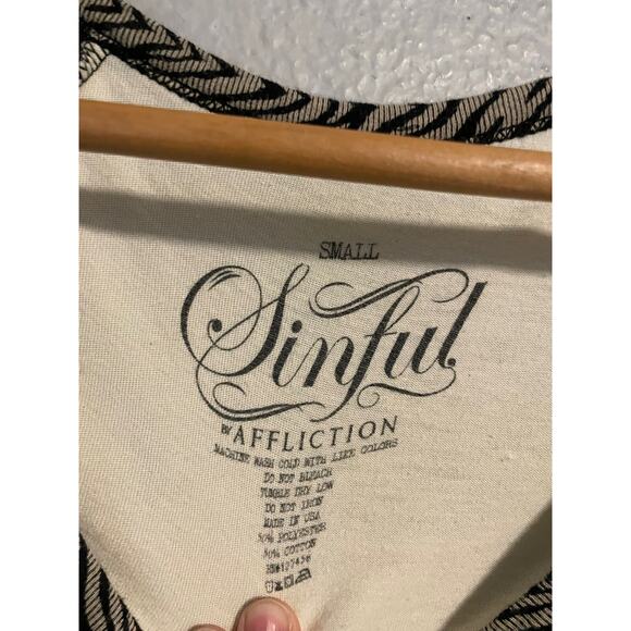 Sinful by Affliction Womens Top Small Heart Angel Wing Graphic Print Grunge Y2K - Picture 3 of 7